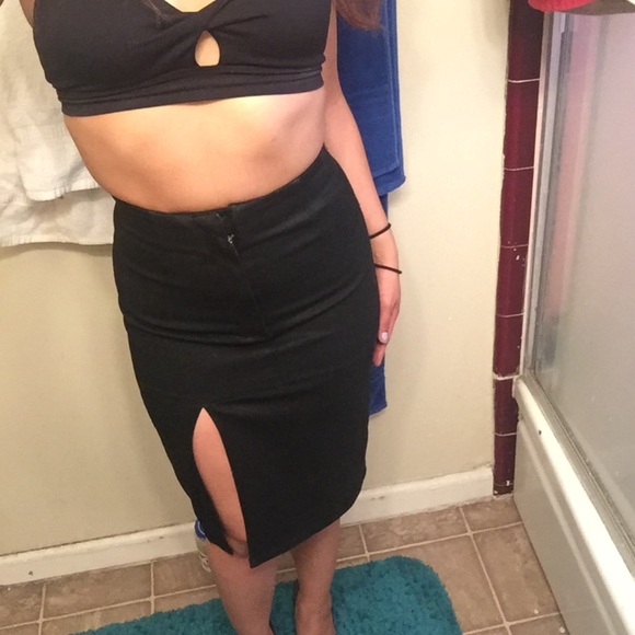 Stretchy Black Pencil Skirt w/High Slit from Guess - Picture 6 of 8